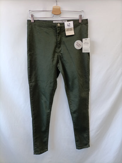 PRIMARK. Pantalón verde pitillo T.42