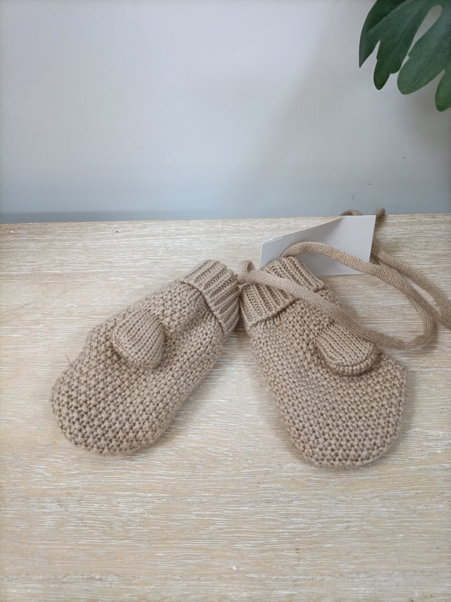 OTRAS. Manoplas beige T.18/24 meses