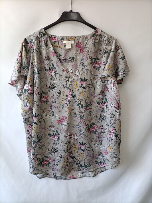 H&M. Blusa flores T.44