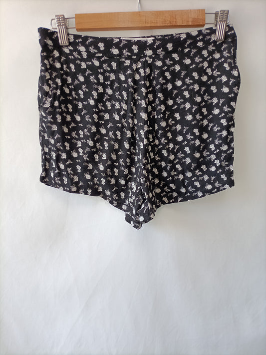 MANGO. Shorts negro flores T.XS