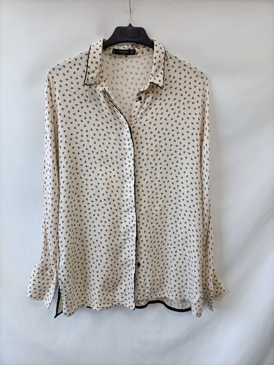 MANGO. camisa beige florecirtas en negro T.m