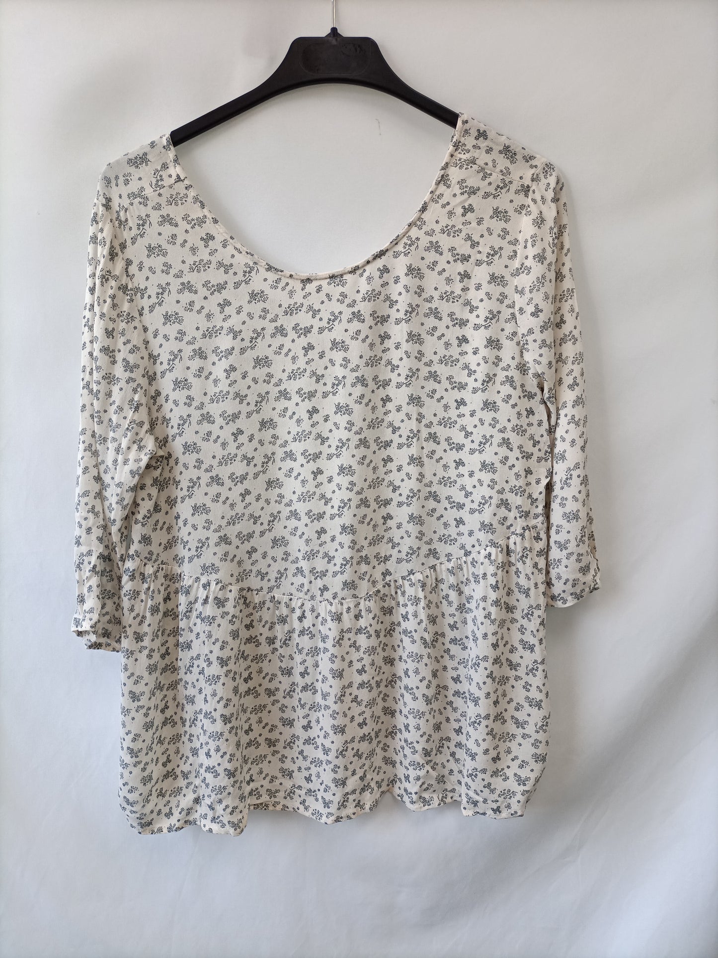 PULL&BEAR. Blusab blanca estampada flores verde T.m