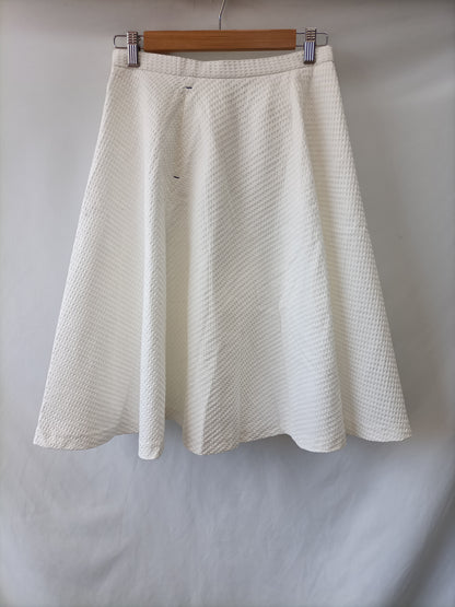 ZARA. Falda midi blanca textura volante T.s