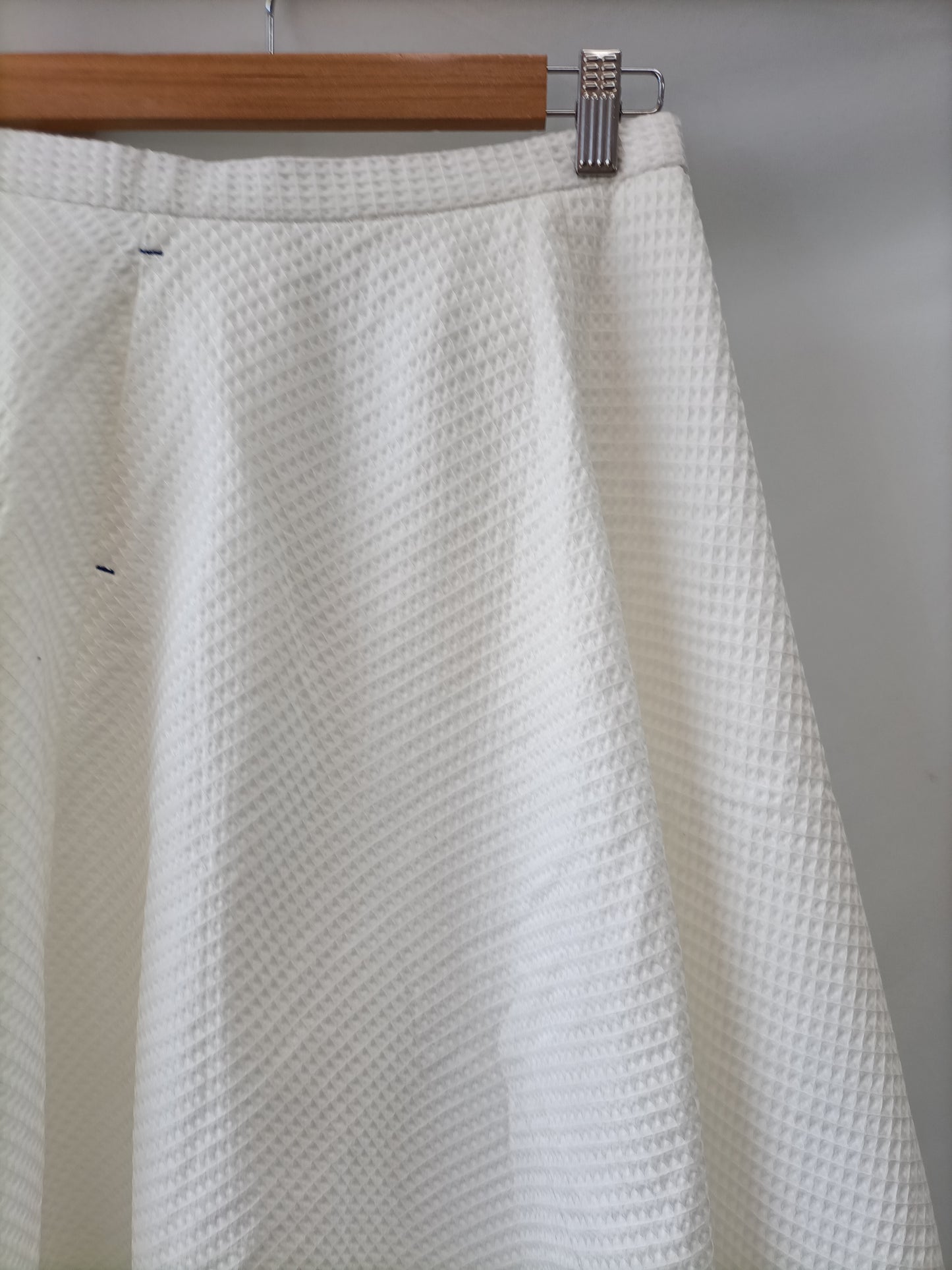 ZARA. Falda midi blanca textura volante T.s