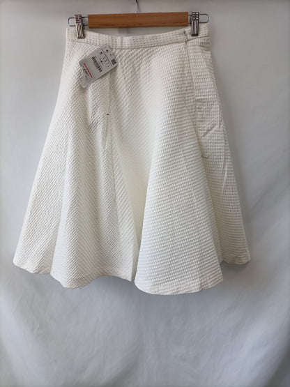 ZARA. Falda midi blanca textura volante T.s