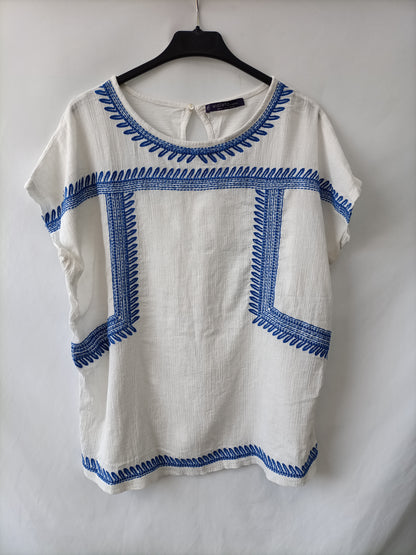 VIOLETA BY MANGO. camiseta blanca detalles azules T.XL