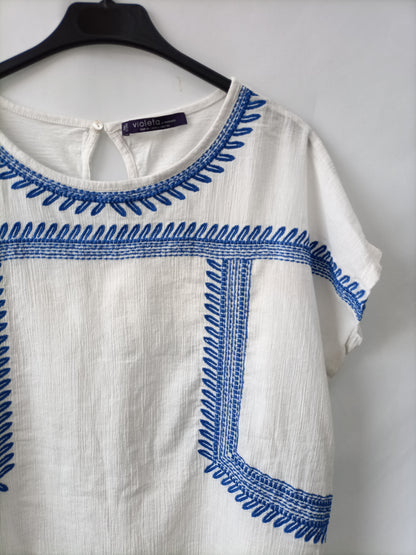 VIOLETA BY MANGO. camiseta blanca detalles azules T.XL