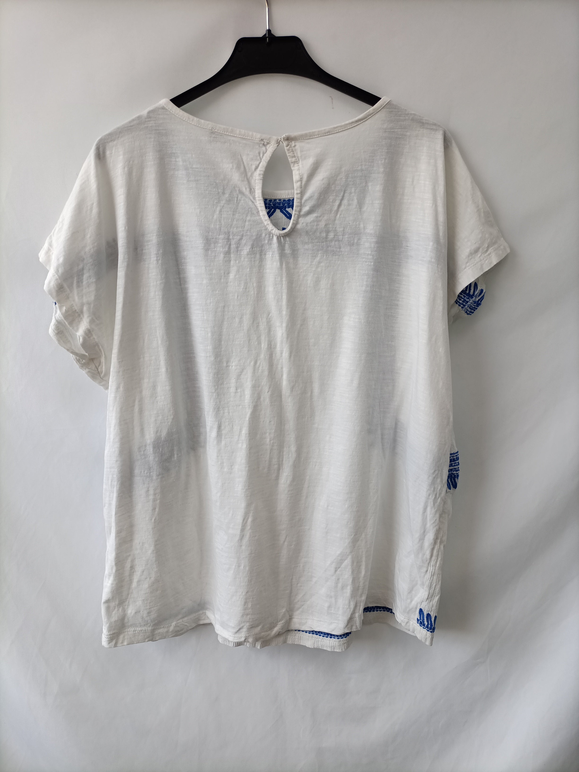 VIOLETA BY MANGO. camiseta blanca detalles azules T.XL Hibuy market