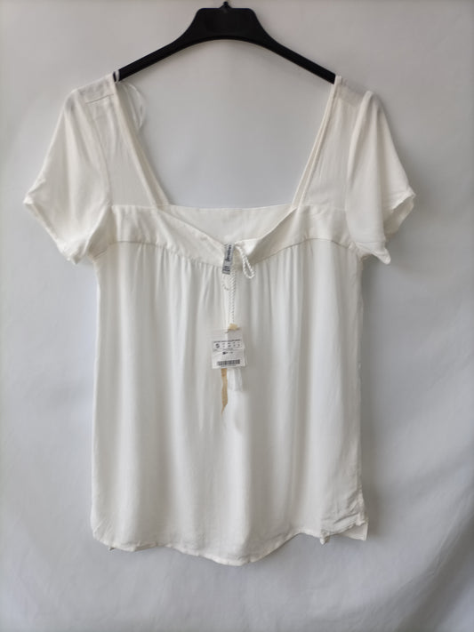 STRADIVARIUS. Blusa blaco roto de manga corta  T.s