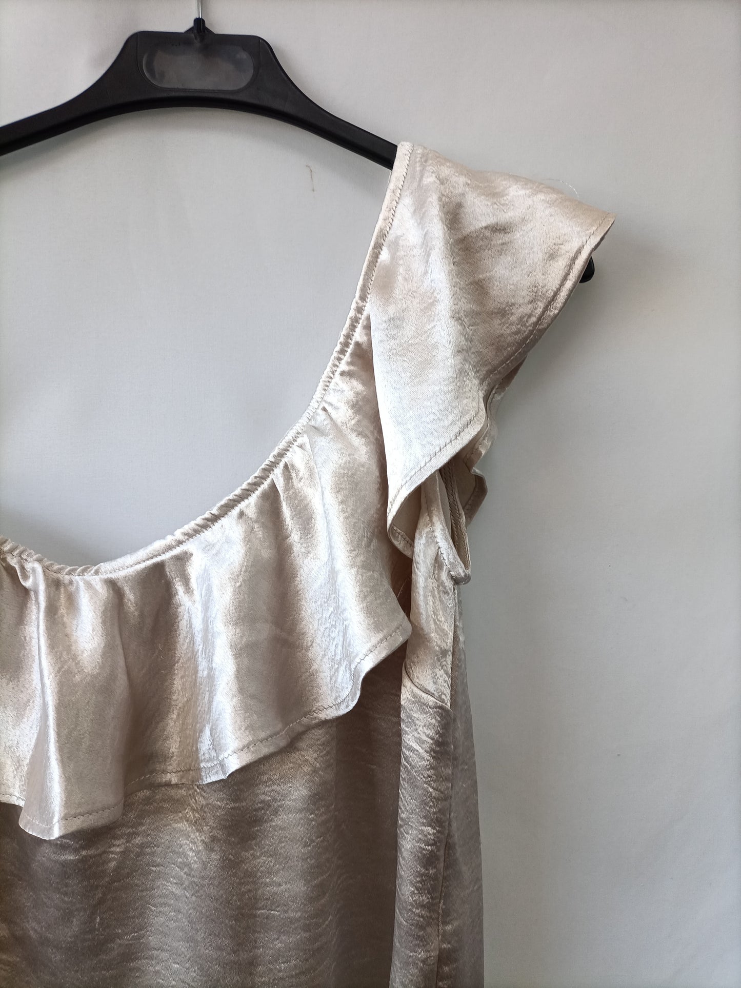 EASY WEAR. Top beige asimetrico T.s (tara)