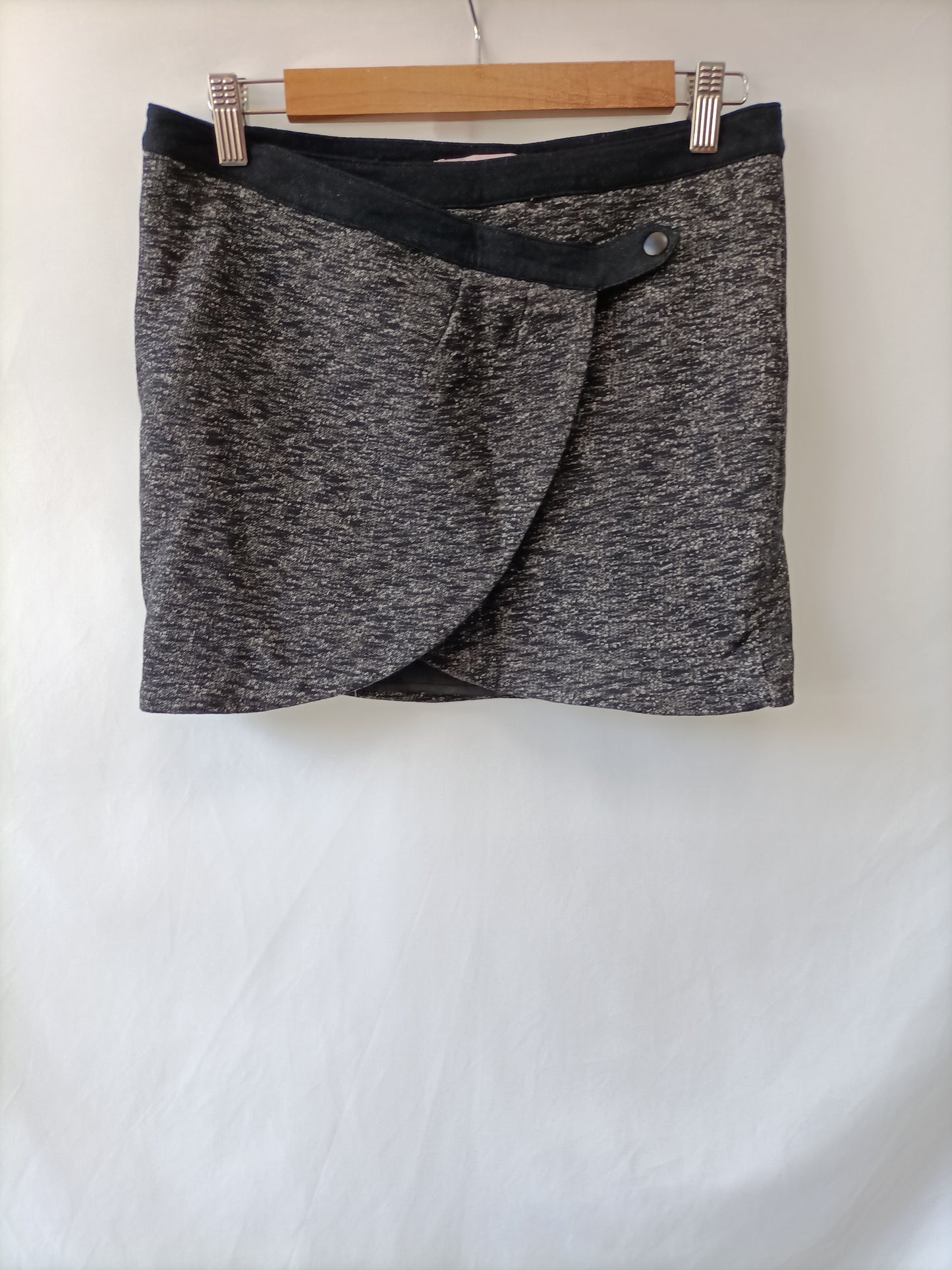 BERSHKA.Falda cruzada gris T.36