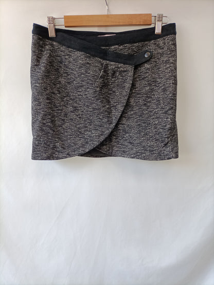 BERSHKA.Falda cruzada gris T.36