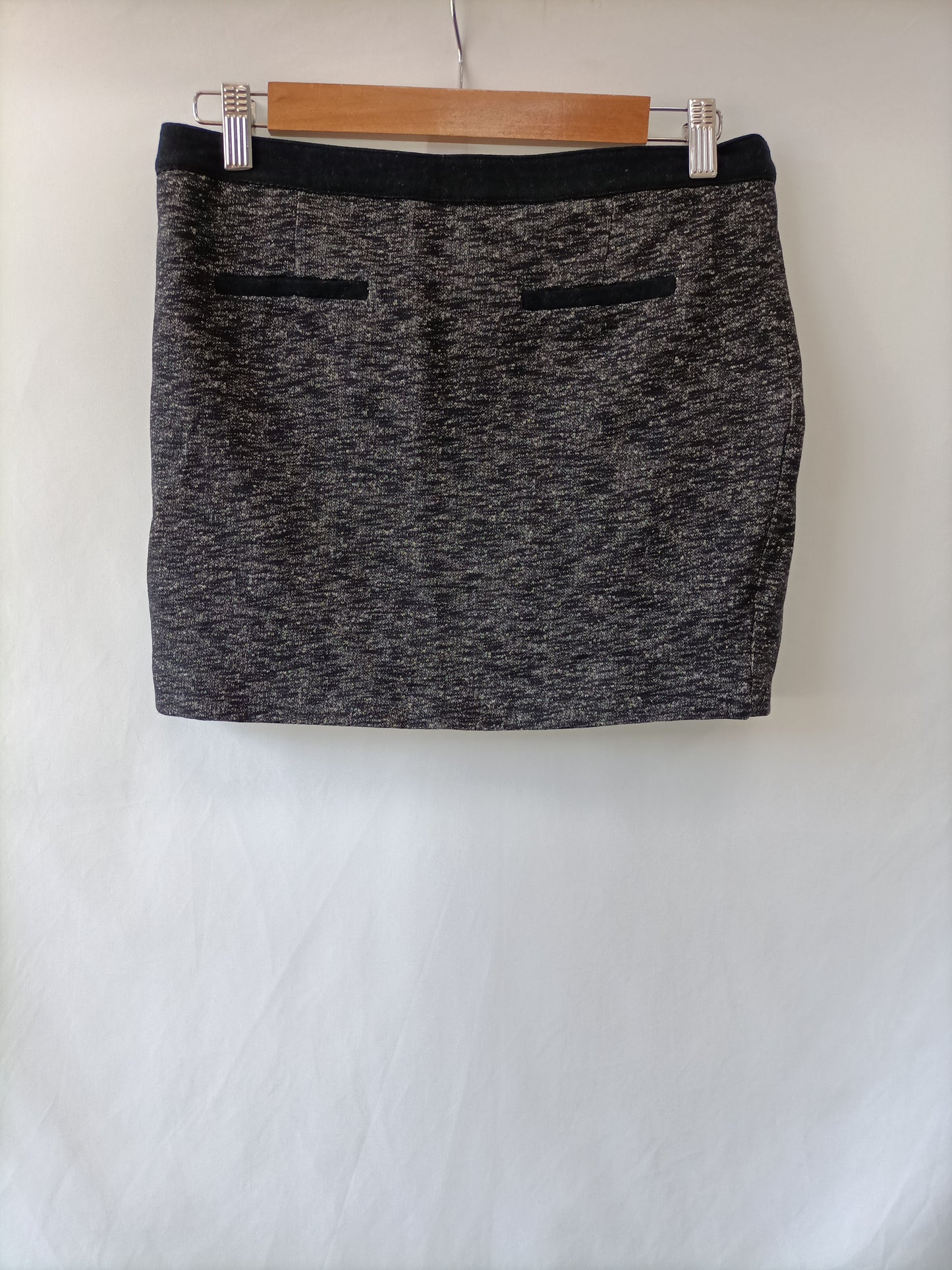 BERSHKA.Falda cruzada gris T.36