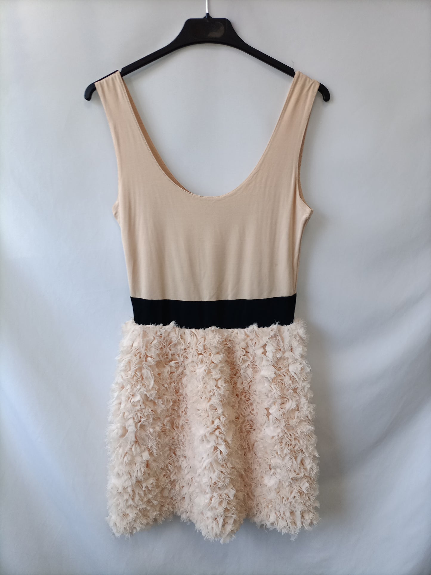 ZARA. Vestido corto color nude doble textura fajin en negro T.m