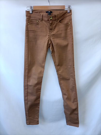 H&M. Pantalón pitillo beige T.34