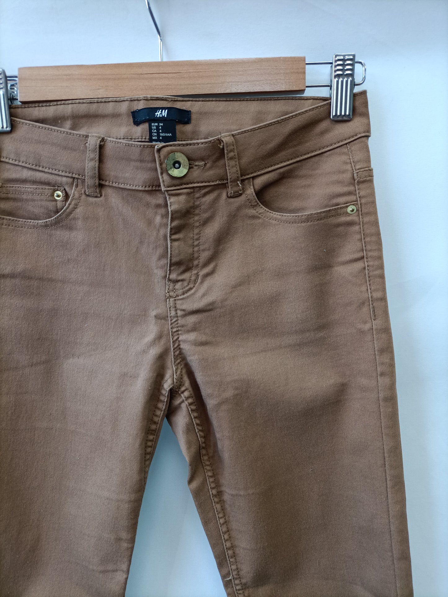 H&M. Pantalón pitillo beige T.34