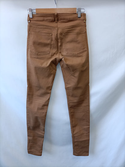 H&M. Pantalón pitillo beige T.34