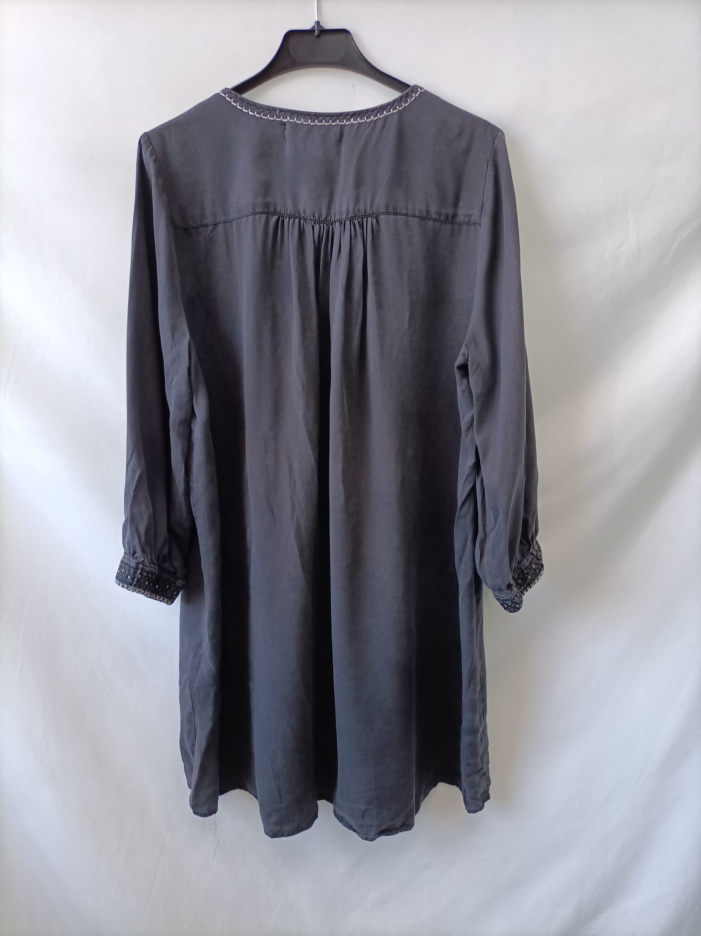 H&M.Vestido gris oscuro bordado T.40