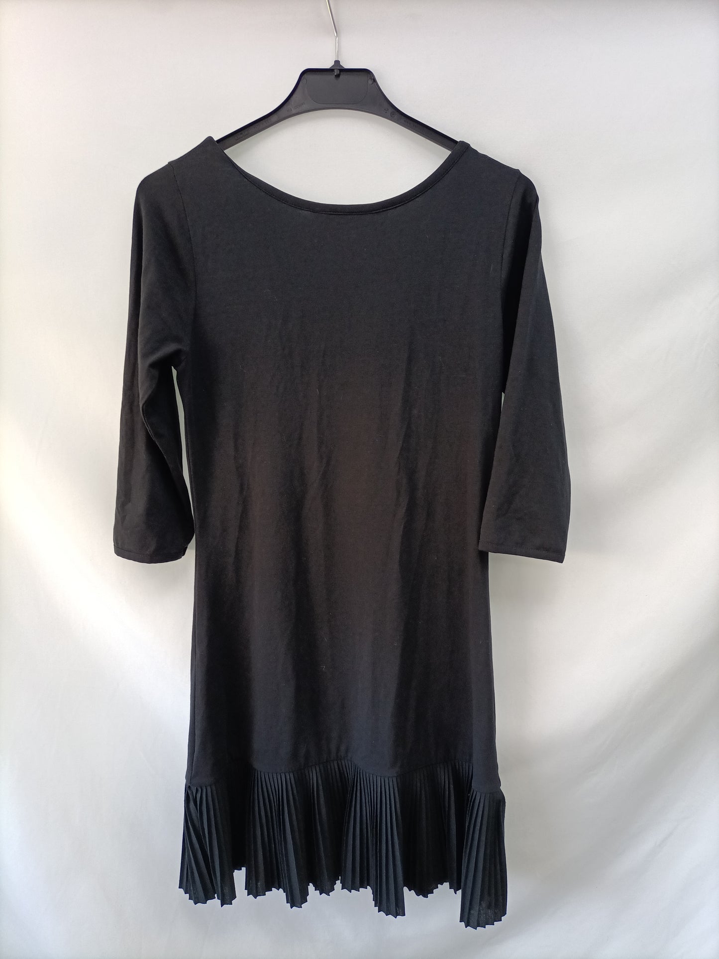 FRENCH CONNECTION. Vestido negro tablas T.s