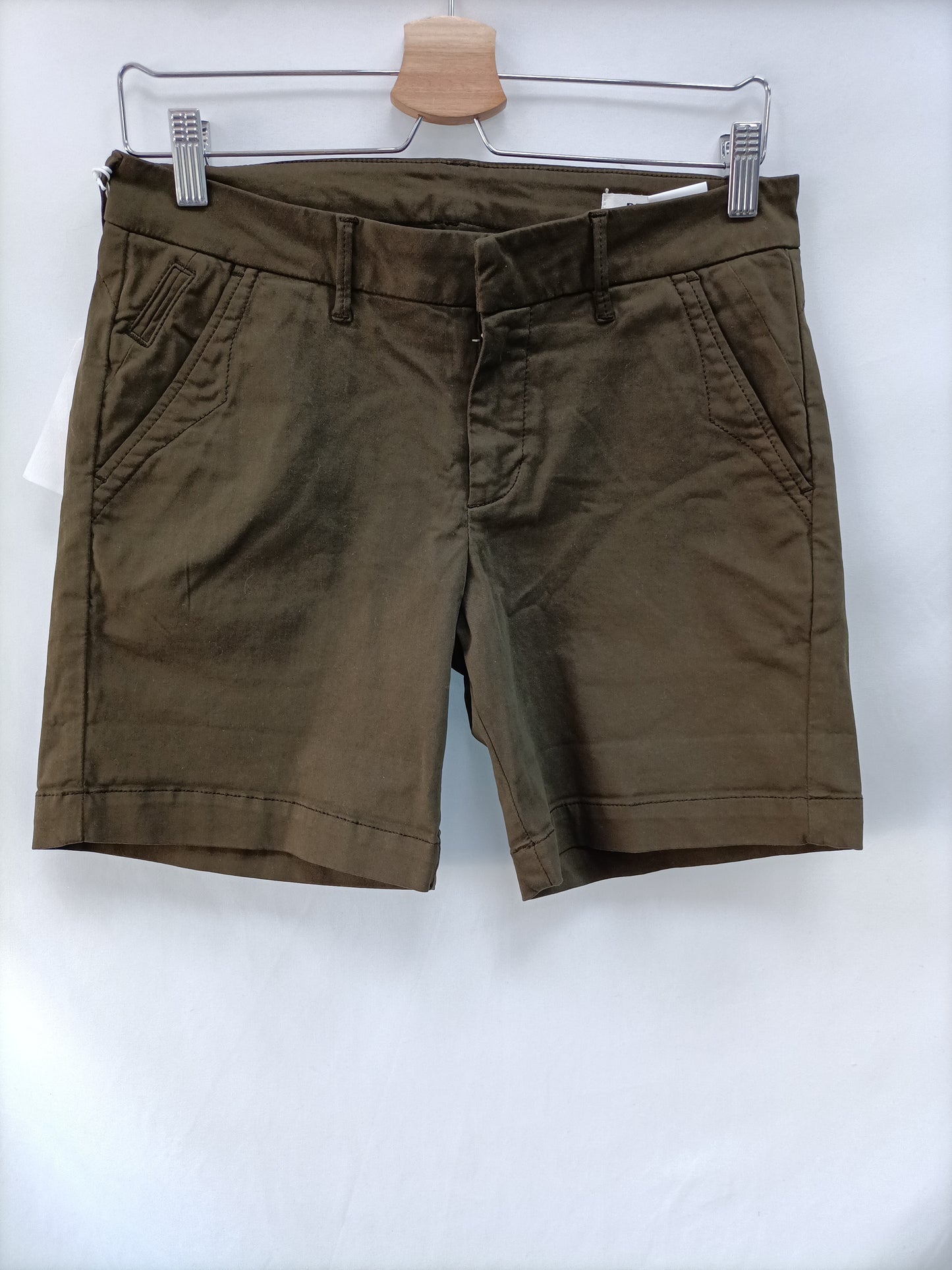 REIKO. Short verde caqui T.40