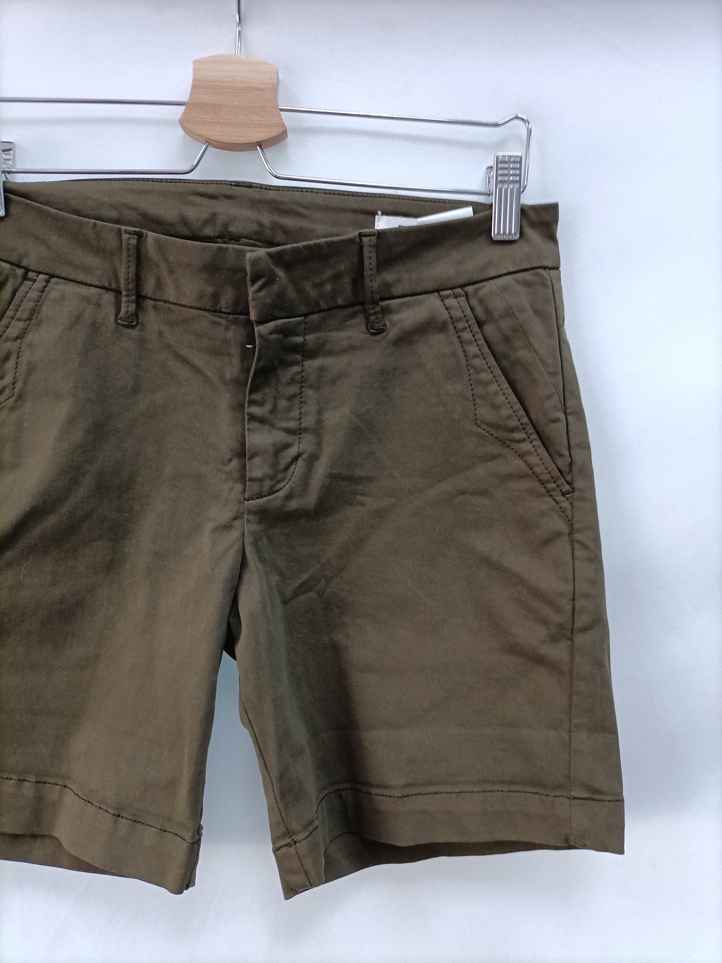 REIKO. Short verde caqui T.40