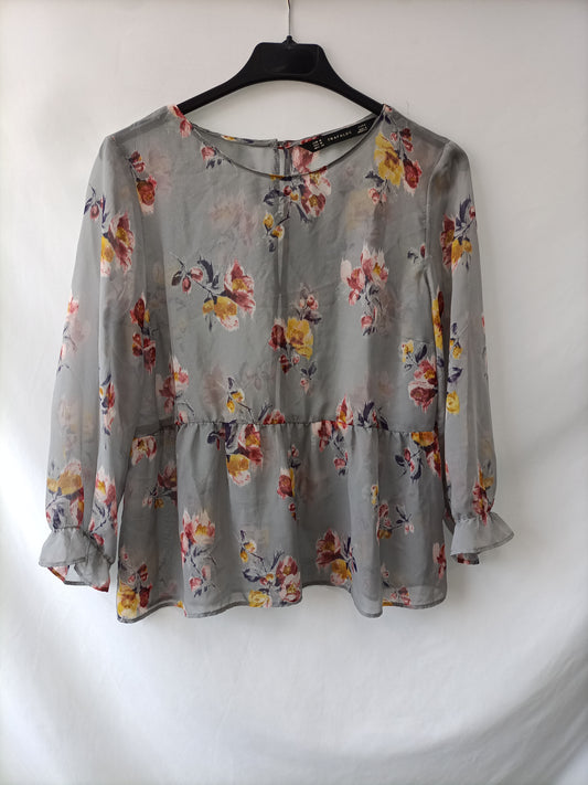 ZARA. Blusa gris flores T.m