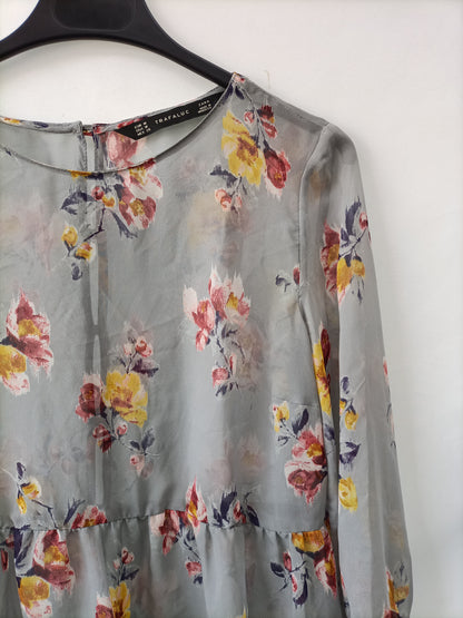 ZARA. Blusa gris flores T.m