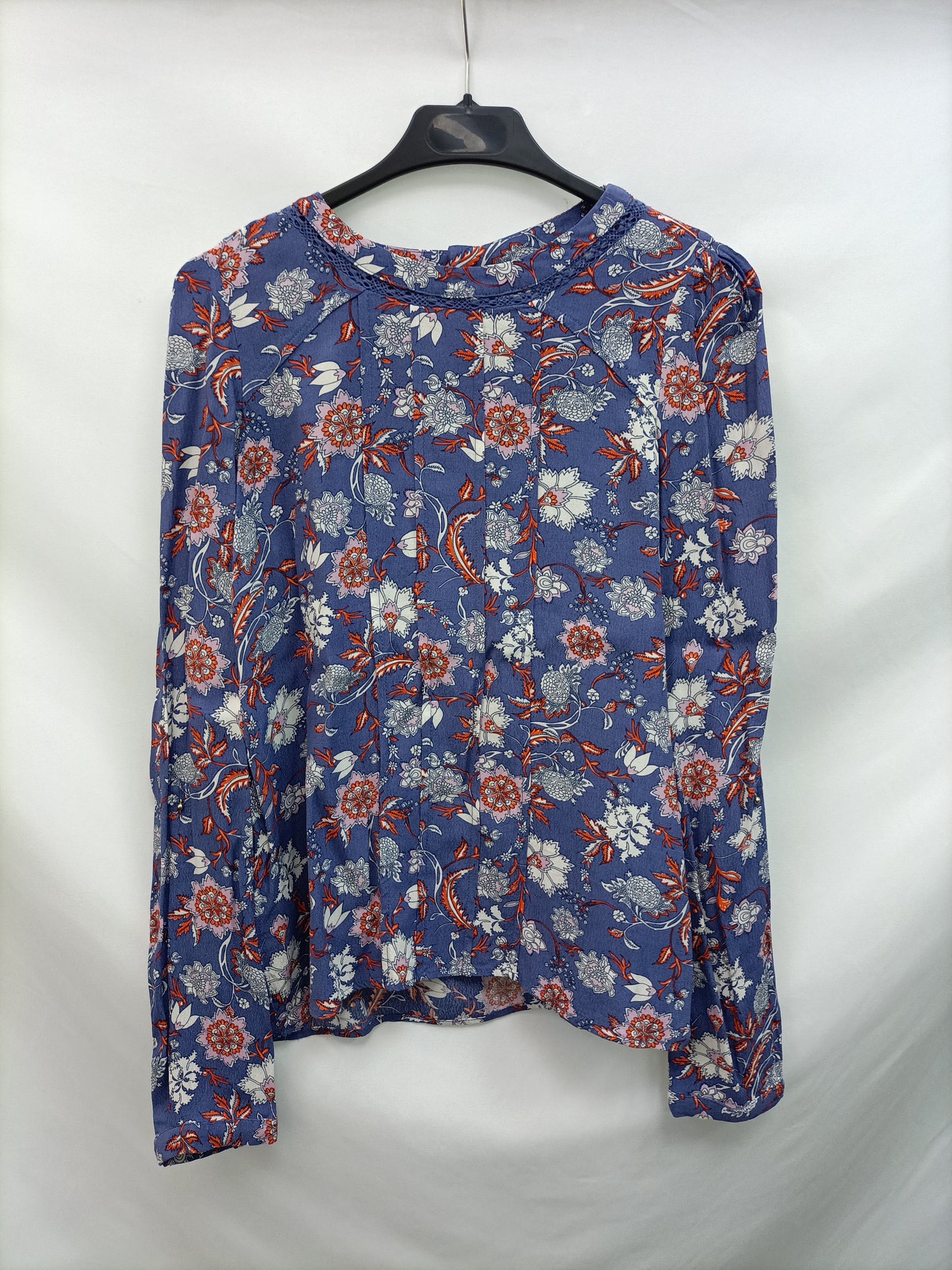 MANGO. Blusa morada flores T.s