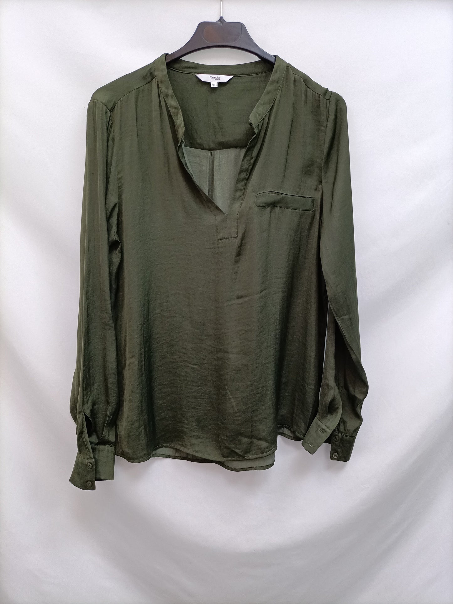 FÓRMULA JOVEN. Blusa Verde satinada T.38