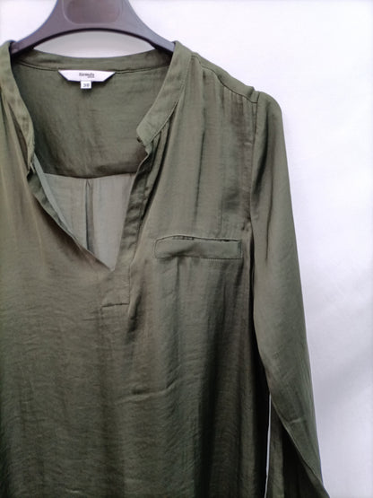 FÓRMULA JOVEN. Blusa Verde satinada T.38