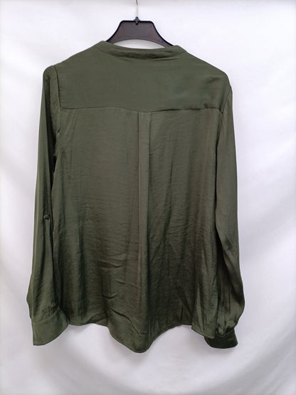 FÓRMULA JOVEN. Blusa Verde satinada T.38