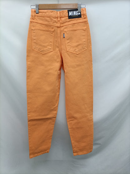 MINGA LONDON. Pantalón denim naranja T.34