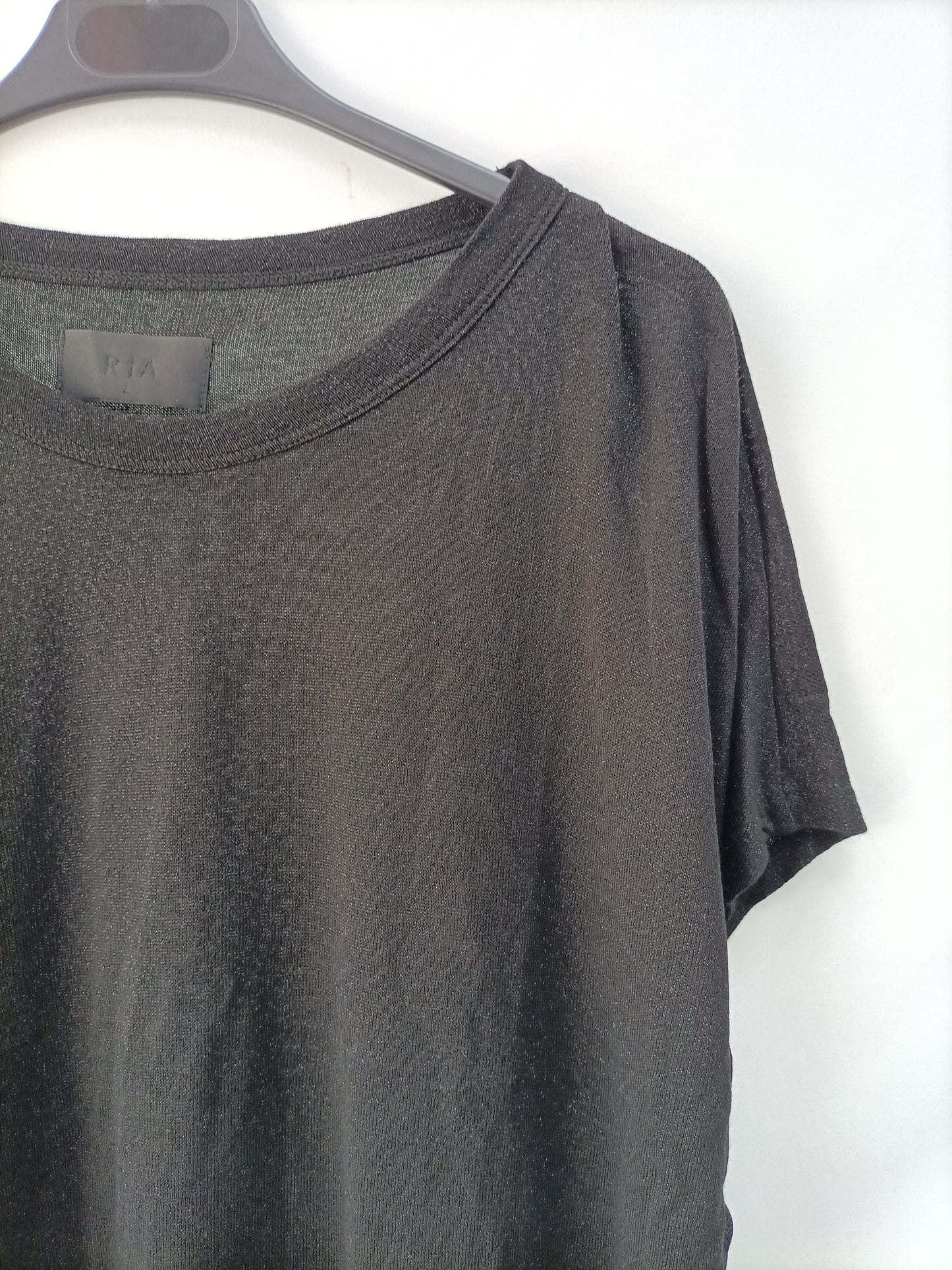 R+A. Camiseta gris hilos T.l