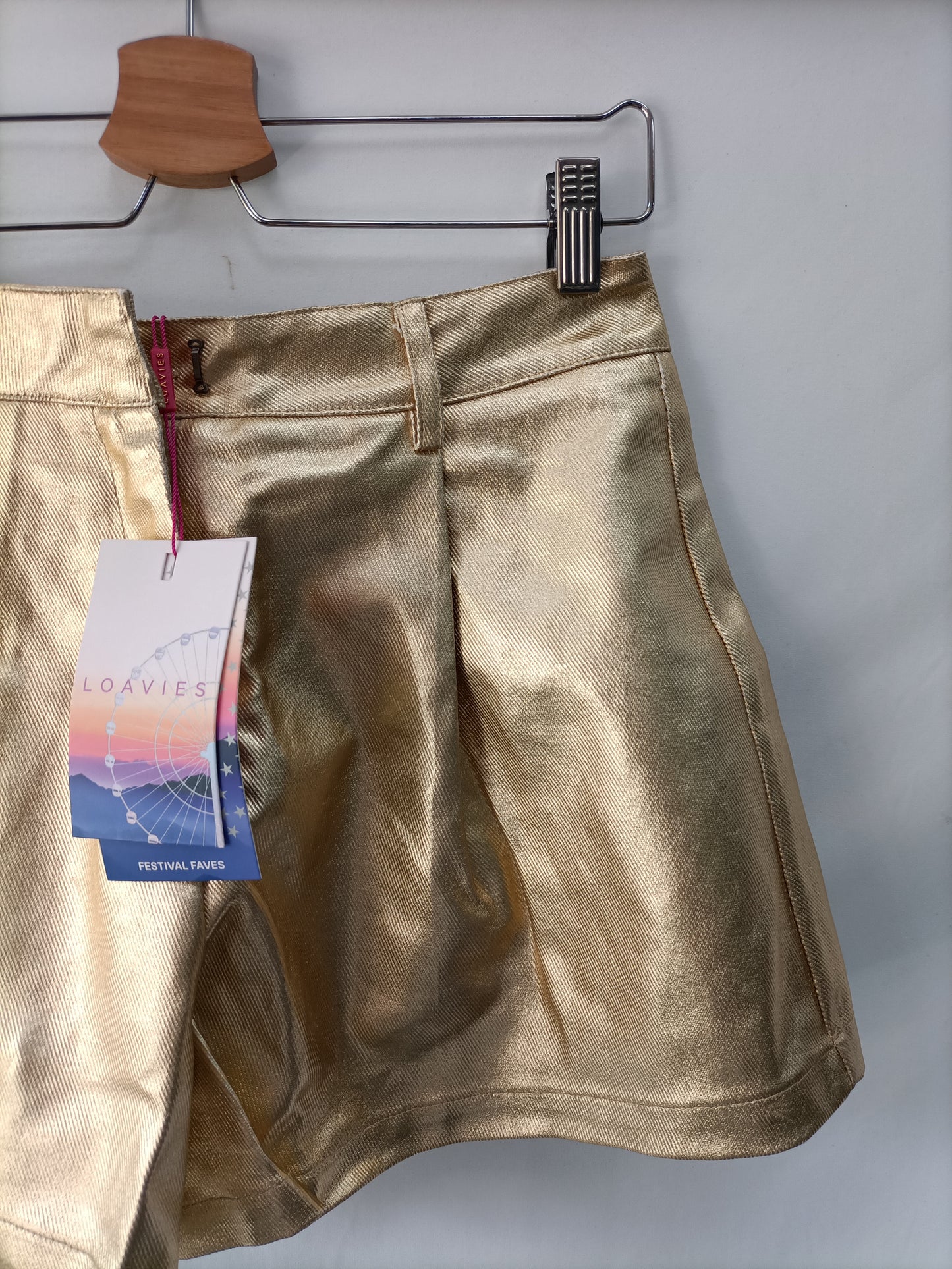 LOAVIES. Shorts encerado dorado T.s