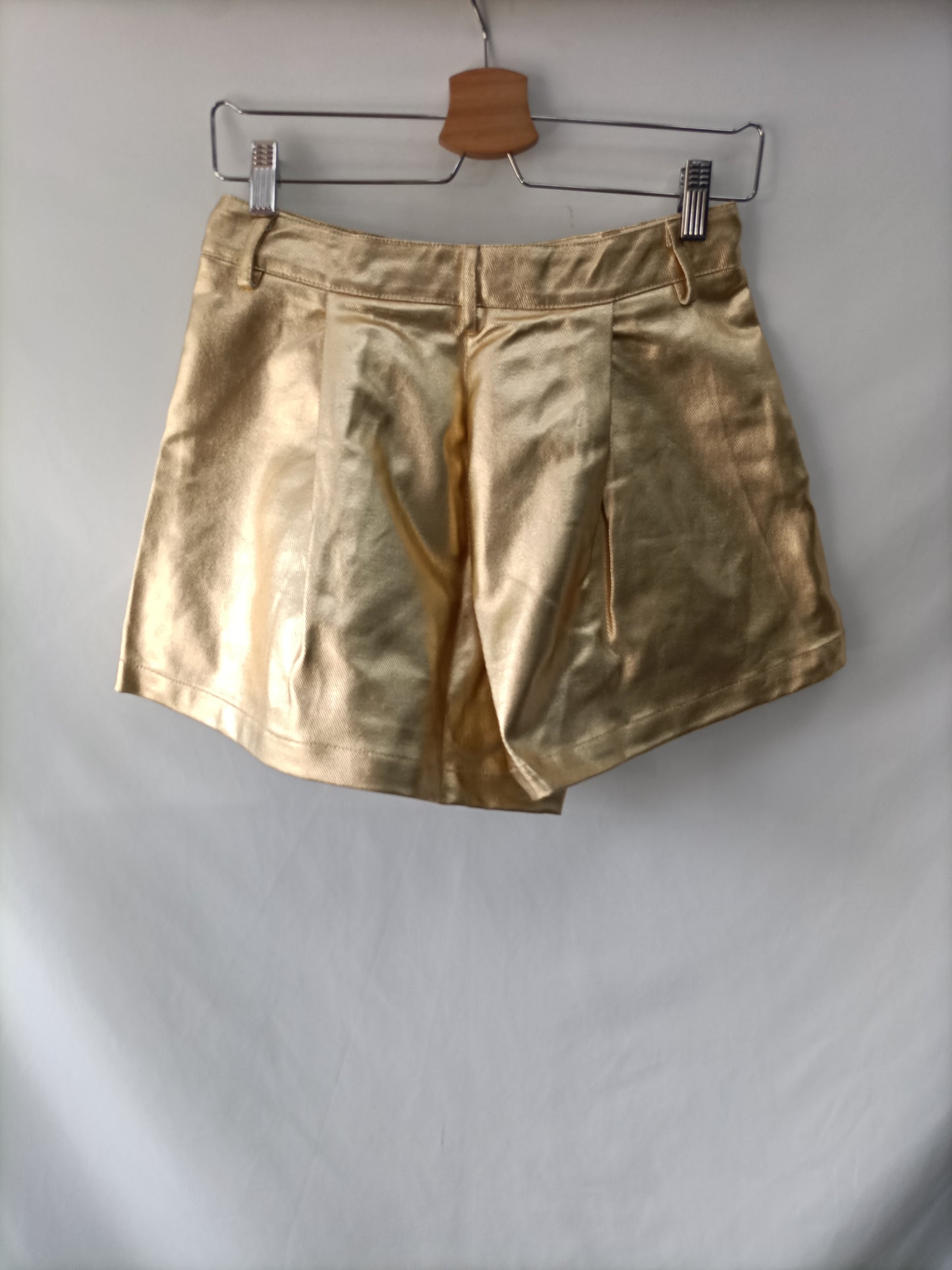 LOAVIES. Shorts encerado dorado T.s