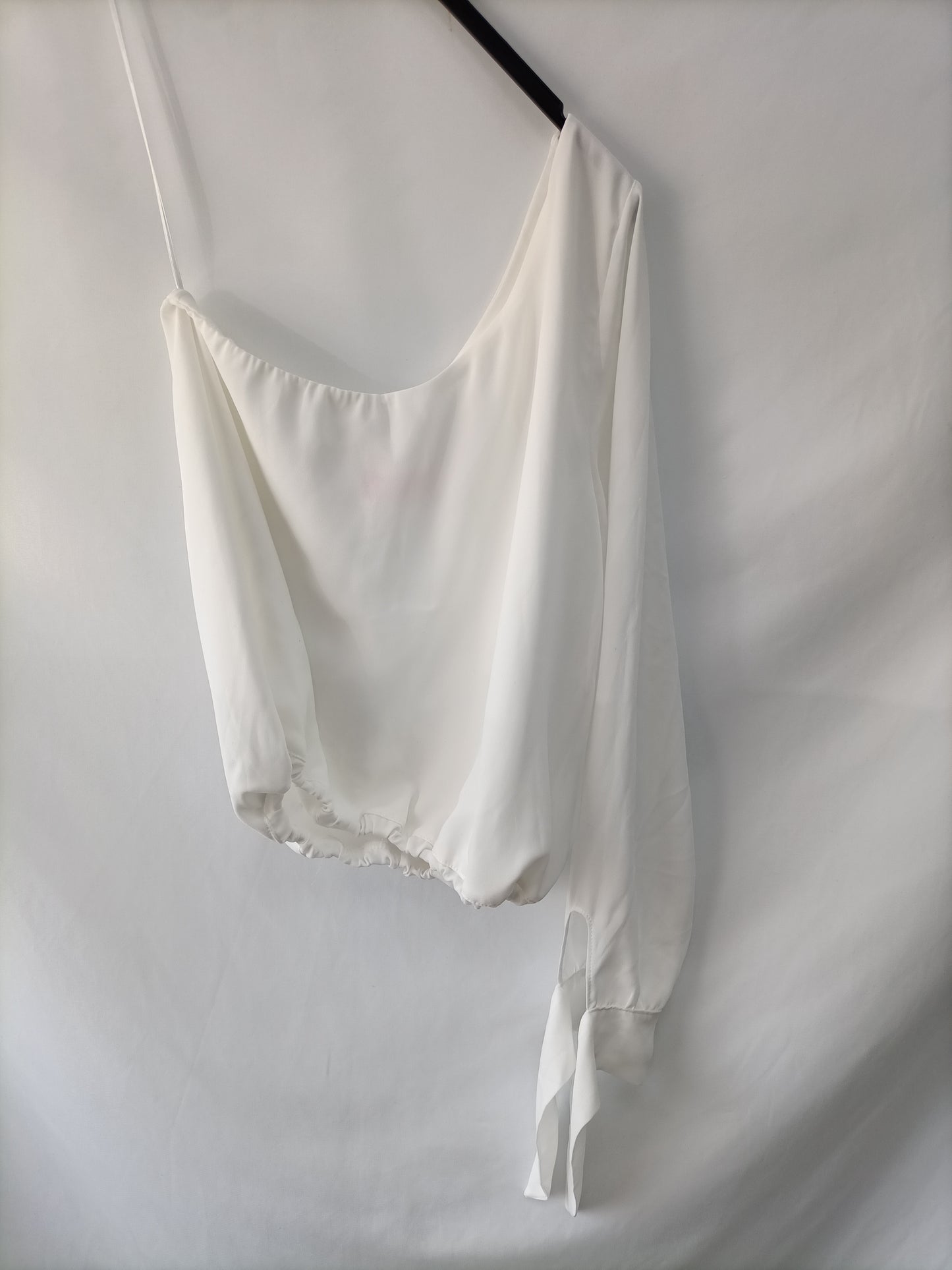 THE ARE. Blusa blanca asimétrico T.s