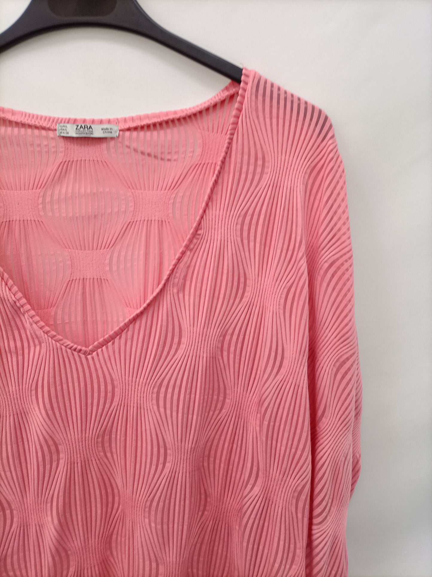 ZARA. Camiseta rosa textura T.l