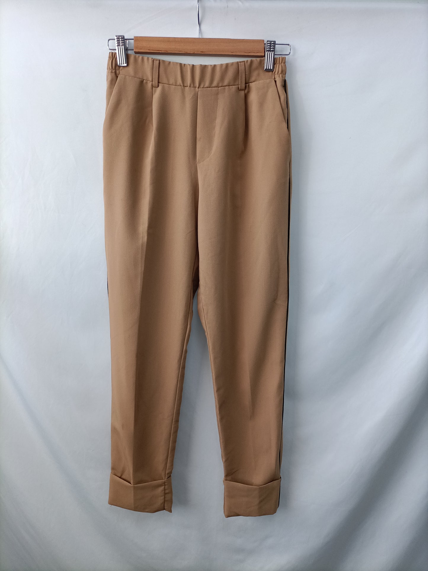 BERSHKA.Pantalones camel chinos T.s