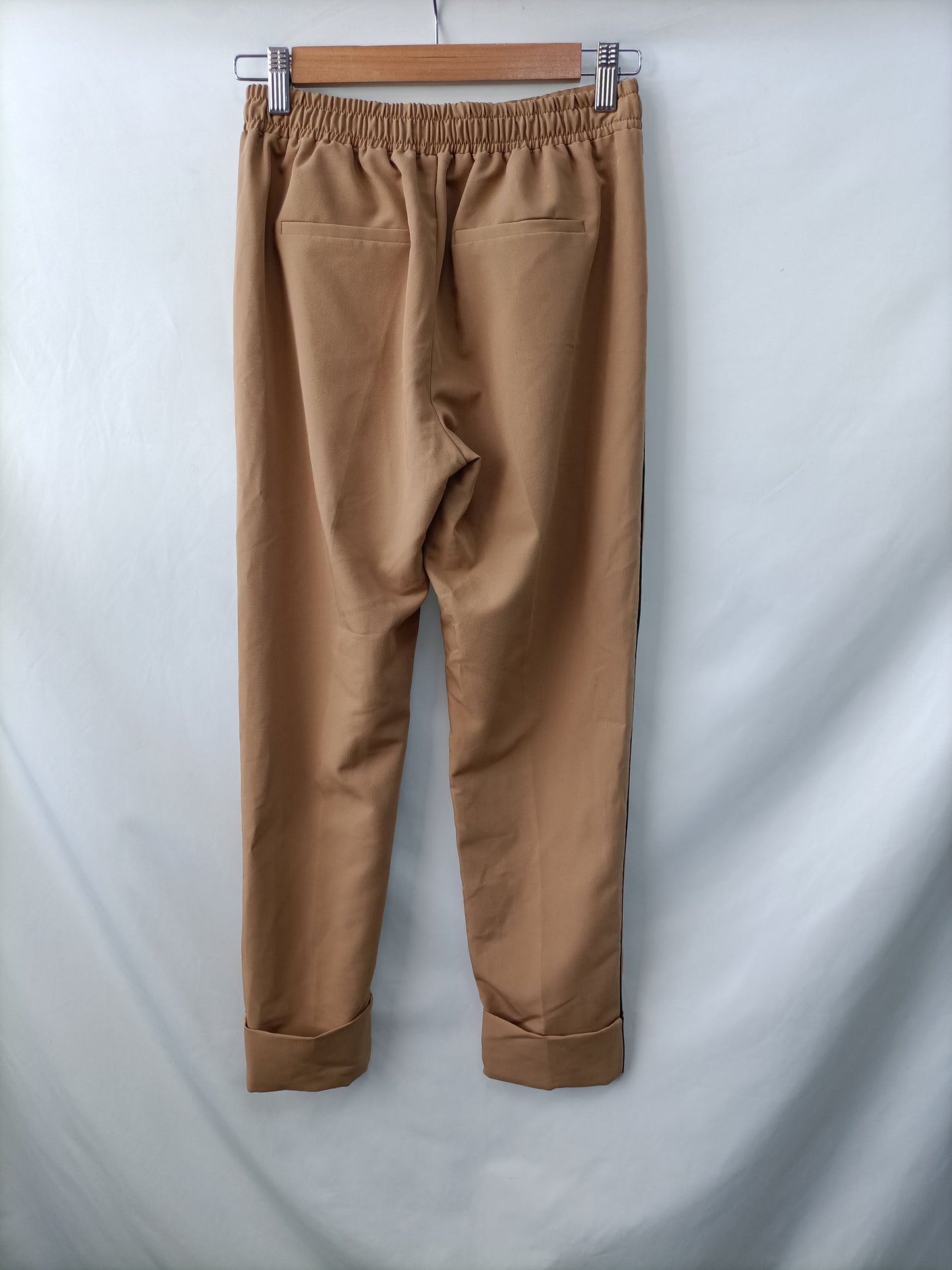 BERSHKA.Pantalones camel chinos T.s