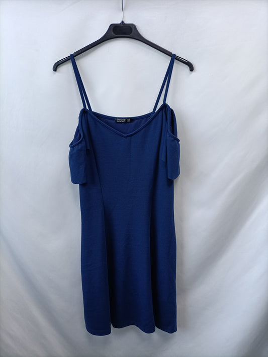 BERSHKA. Vestido azul hombros T.m