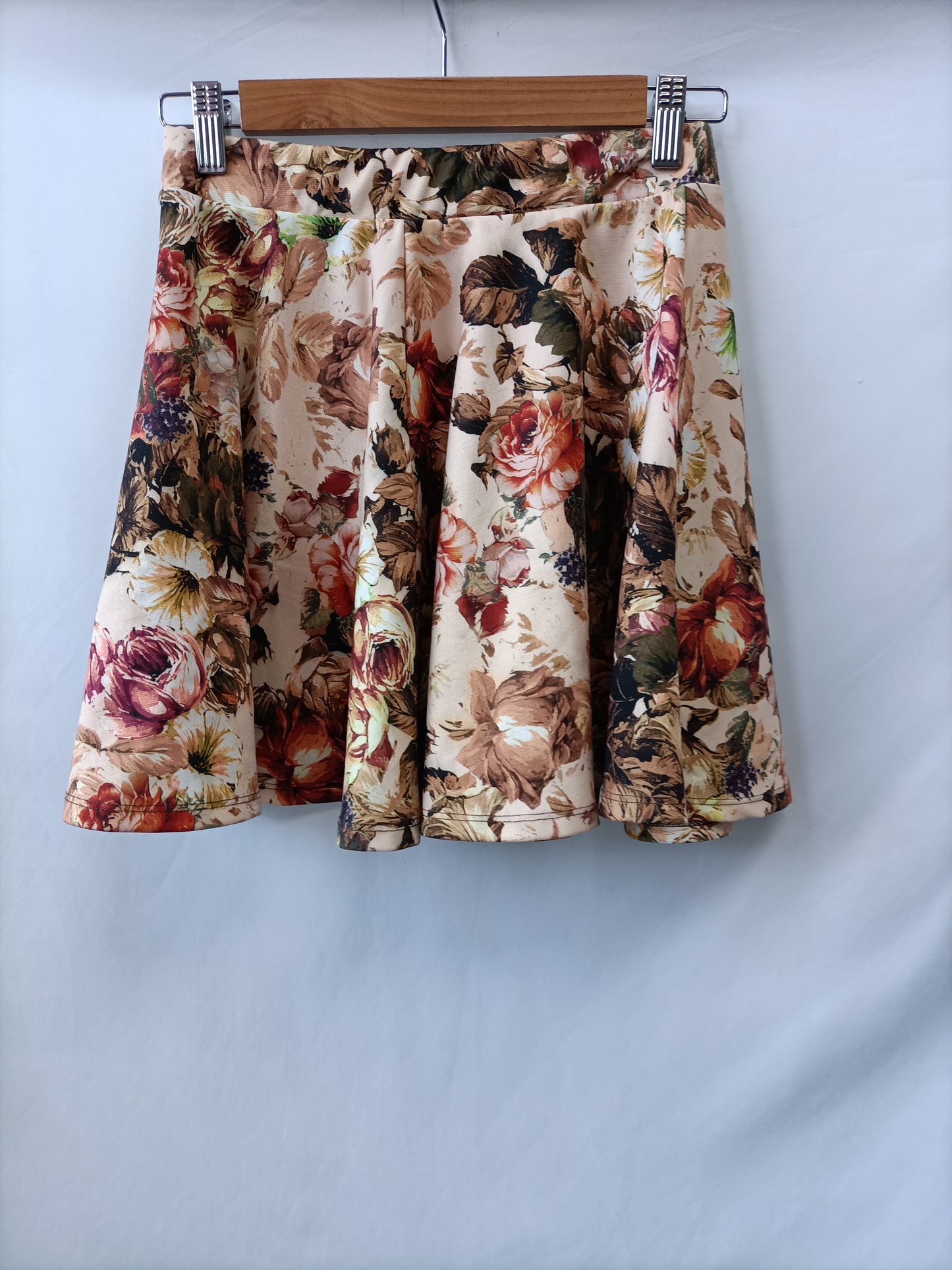 BERSHKA. Falda corta flores T.m