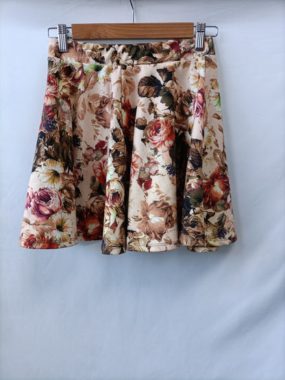 BERSHKA. Falda corta flores T.m