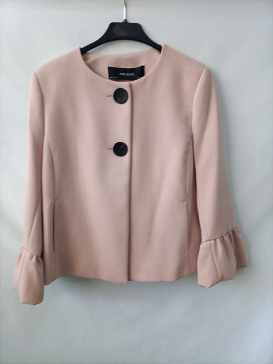 ZARA. Chaqueta rosa mangas volantes T.m