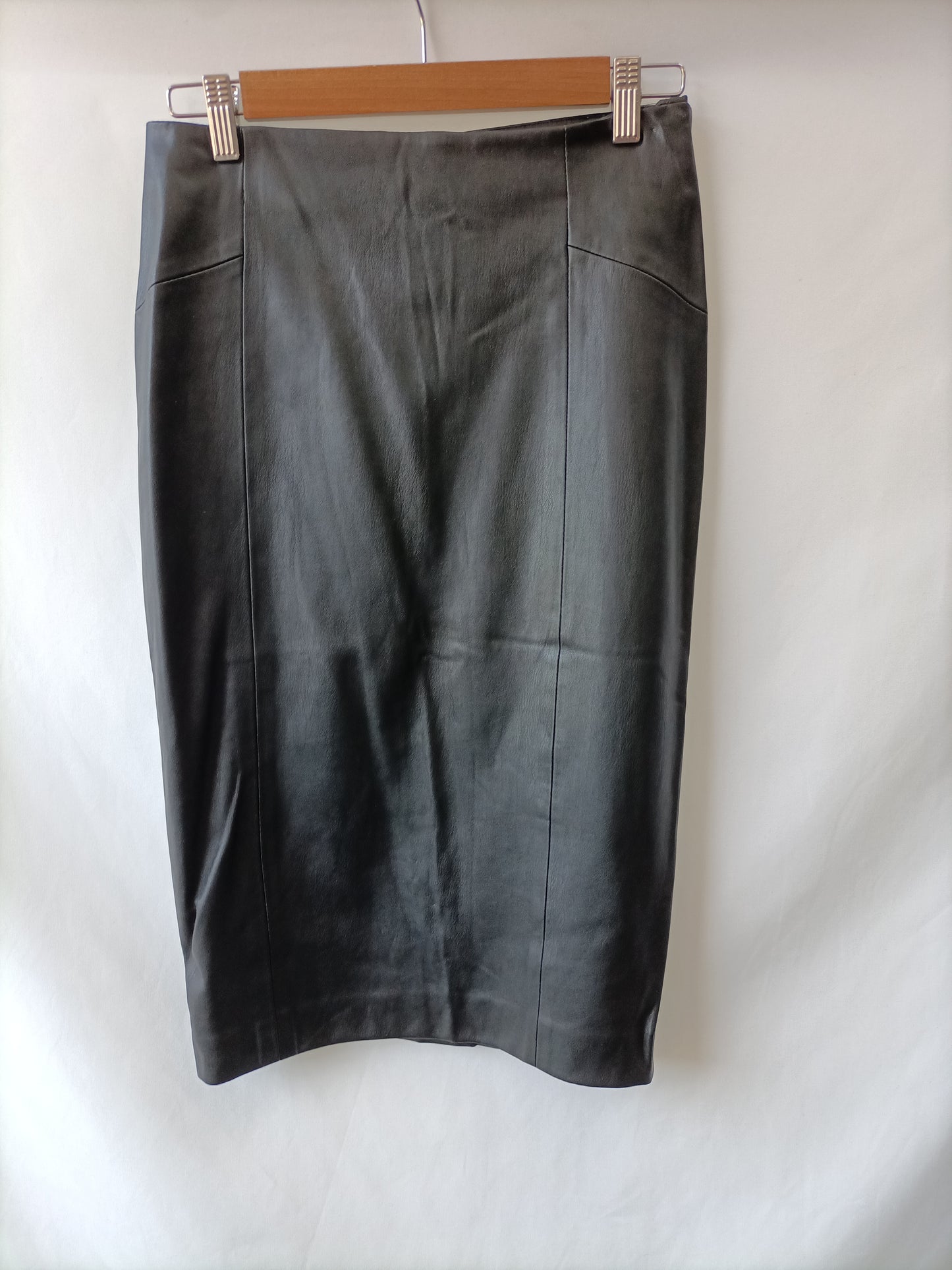 ZARA. Falda basica negra midi efecto piel T.s