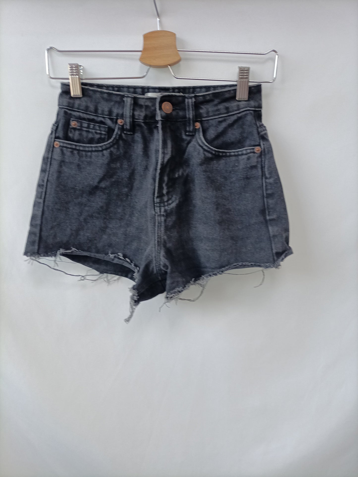 NEW LOOK. Shorts denim negro T.34