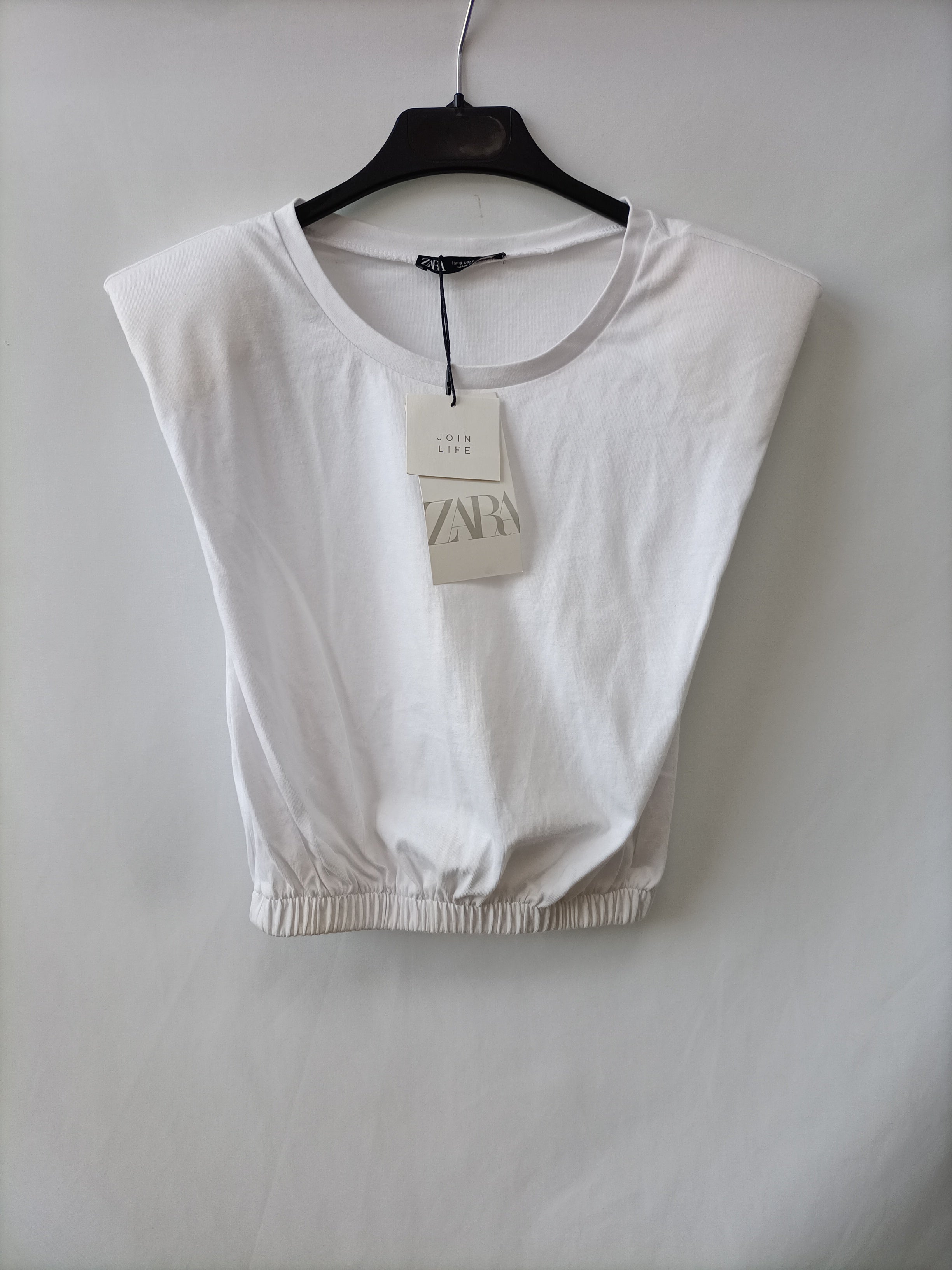 Camiseta fashion blanca hombreras