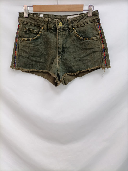 PULL&BEAR. Short verde T.36