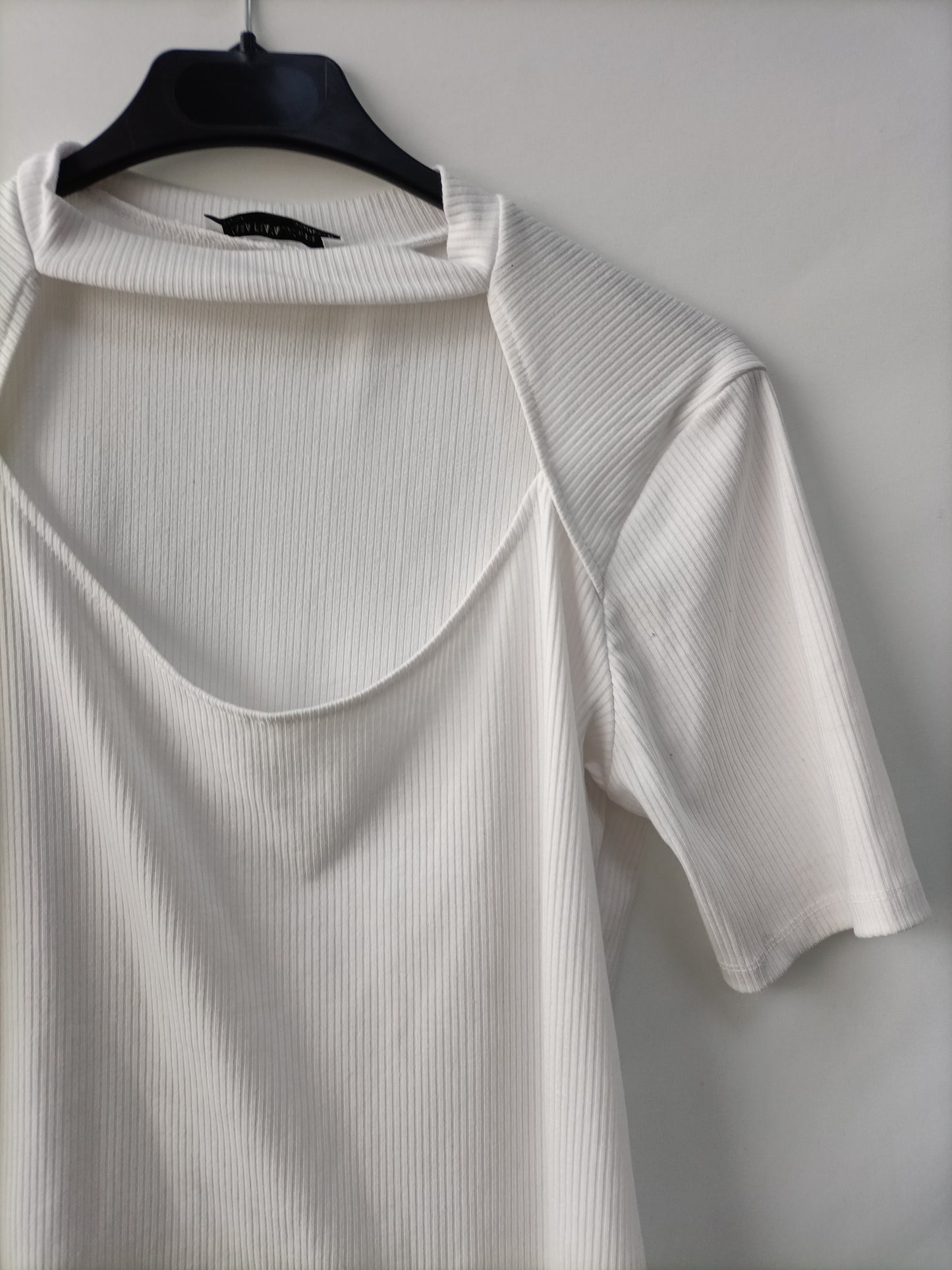 ZARA. Camiseta canalé blanca T.l