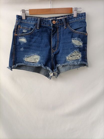 STRADIVARIUS. Short denim rotos T.36