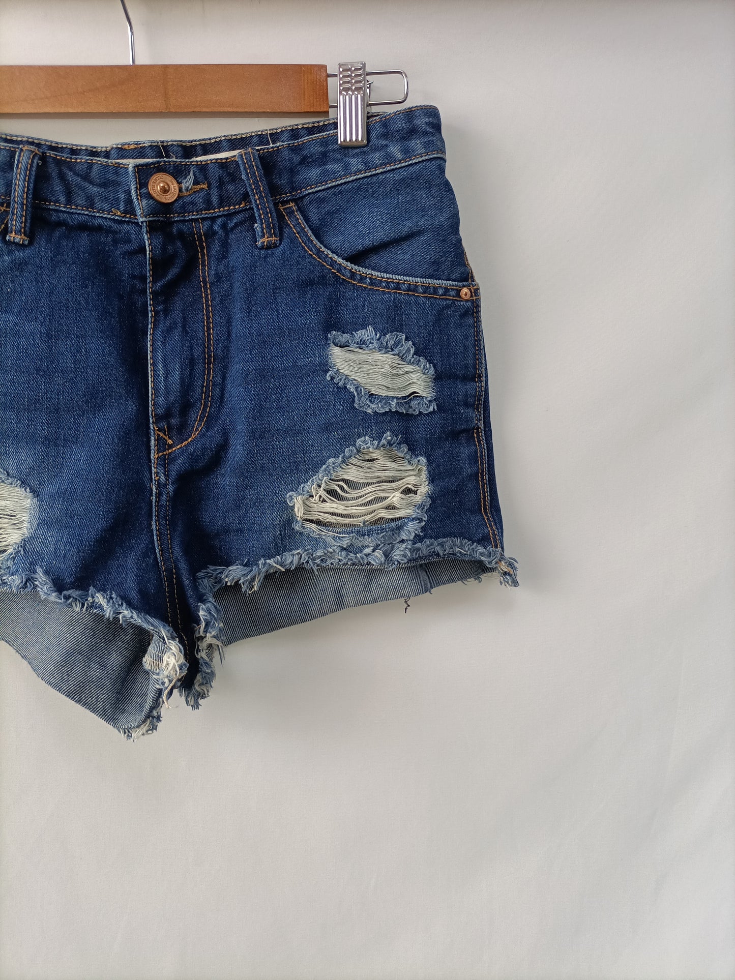 STRADIVARIUS. Short denim rotos T.36